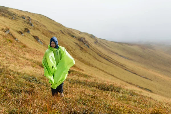 Donna Con Zaino Trekking Nella Nebbia — Foto Stock