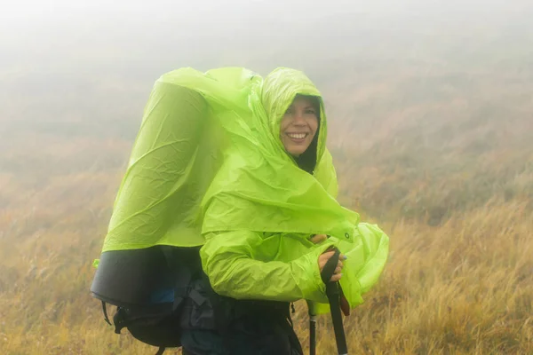 Donna Con Zaino Trekking Nella Nebbia — Foto Stock