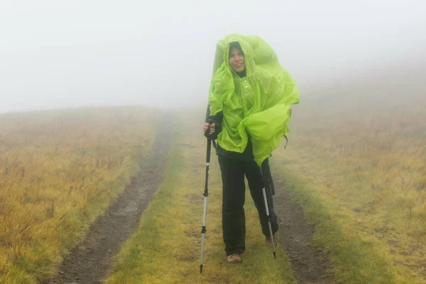 Женщина Рюкзаком Гуляет Тумане — стоковое фото