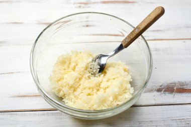 Hafif ahşap arka planda ince ince doğranmış soğanlar..