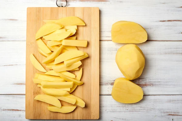 Patata Affettata Tagliere Uno Sfondo Legno Chiaro Preparazione Delle Patate — Foto Stock
