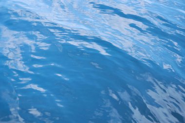 Deniz suyunun mavi yüzeyinden, okyanustan. Suyu yumuşat..