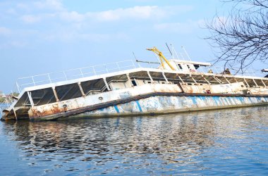 Batık, paslı bir gemi denizin, nehrin ve okyanusun yarısı gitmiş..