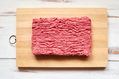 Ahşap bir arka planda kıyma..