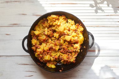 Fırında patates kıyma, soğan ve tavada pişmiş havuç..