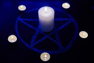 Pentagram ve yanan mumlar. Satanizmin sihirli ayini, ruhların yakarışı, ruhsal oturumlar..