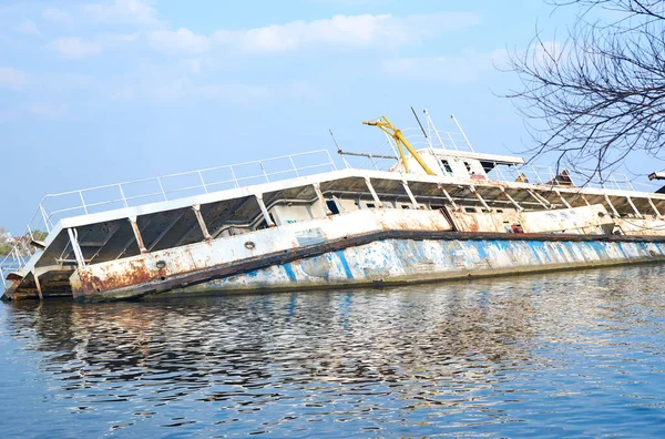 Egy Elsüllyedt Rozsdás Hajó Félig Tenger Folyó Óceán Vize Alá — Stock Fotó