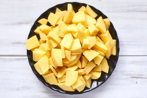 Geschilde Rauwe Aardappelen Een Houten Plank Groenten Klaarmaken Voor Het — Stockfoto