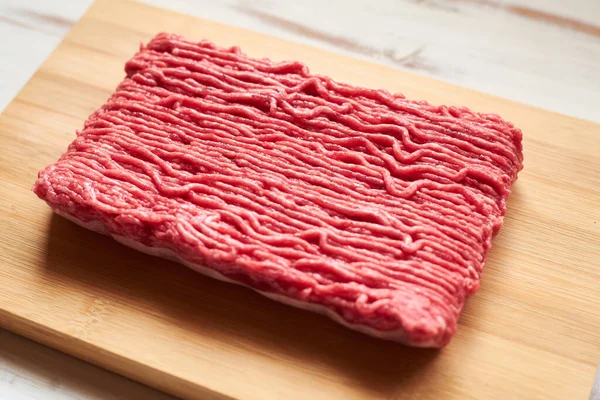 Ahşap bir arka planda kıyma..