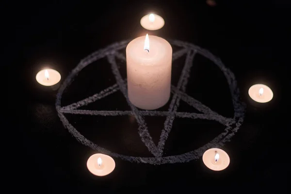 Pentagram Égő Gyertyák Sátánizmus Mágikus Rituáléja Szellemidézés Spiritiszta Foglalkozások — Stock Fotó