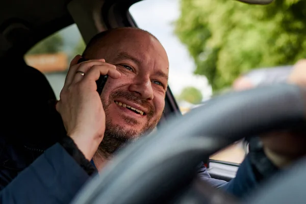 Muž Který Telefonoval Když Řídil Auto — Stock fotografie