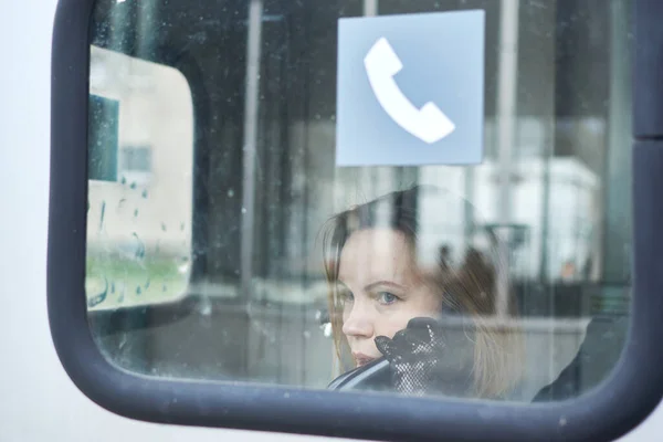 Vrouw Een Telefooncel Praten Aan Telefoon Straat — Stockfoto