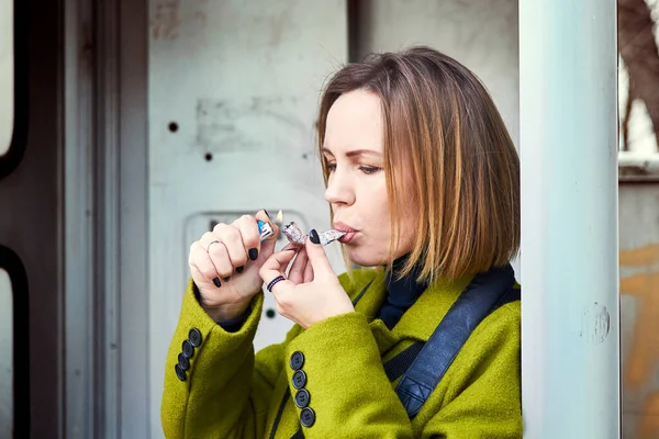 Bir kadın marihuana içiyor. Kenevir, rahatlamak için haşhaş..