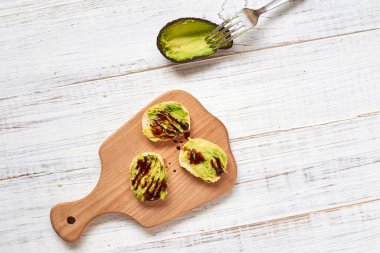 Baget, bruschetta, avokado ve akçaağaç şuruplu kanepeler..