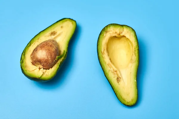 Aguacate Rodajas Sobre Fondo Azul —  Fotos de Stock