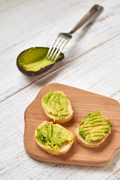 Baguette Bruschetta Canapés Con Aguacate Sobre Fondo Madera Clara —  Fotos de Stock