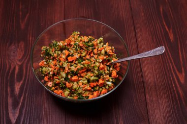 İnce doğranmış sebze salatası - havuç, lahana, salatalık.