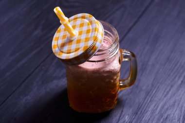 Ahududulu smoothie. Meyve ve meyvelerden yapılmış milkshake..