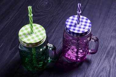 Ahşap bir arka planda smoothie için boş kavanoz.