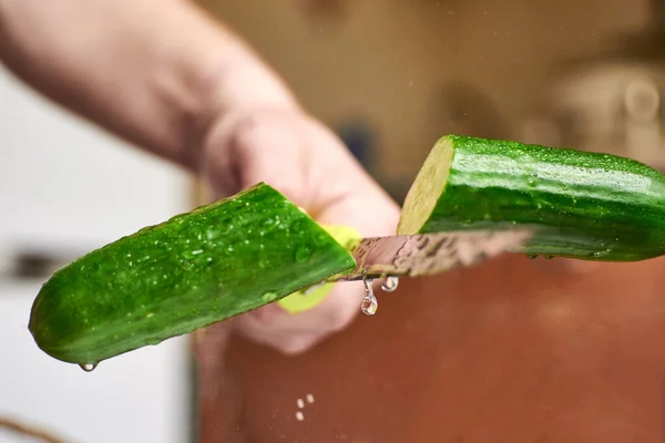 Corten Vuelo Pepino Dos Mitades Del Pepino Cortadas Por Cuchillo —  Fotos de Stock