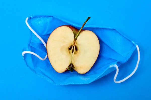 健康的呼吸概念 戴着医疗面罩的苹果 — 图库照片