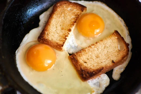 Два Жареных Яйца Тостами Кастрюле — стоковое фото