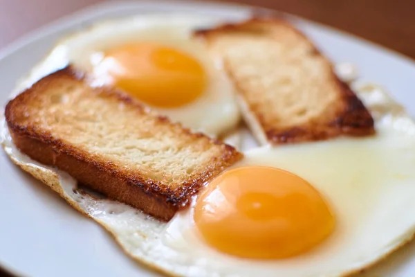 Два Жареных Яйца Тостами Тарелке — стоковое фото