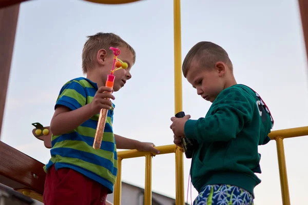 Gribovka Regio Odessa Juni 2018 Twee Jongens Ontmoetten Elkaar Speelden — Stockfoto