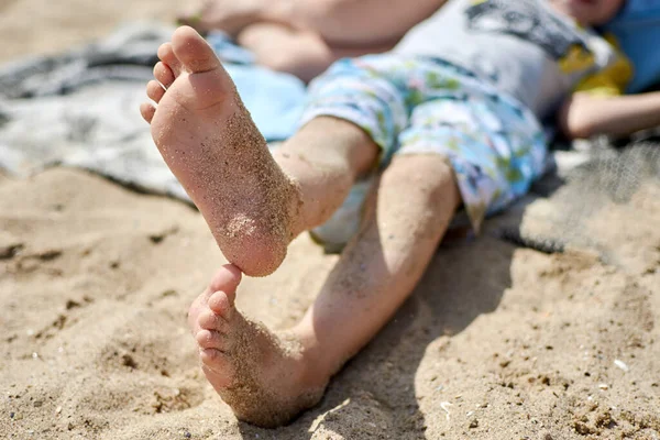 Nohy Dítěte Písku Pláži Koncept Neopatrnosti Relaxace — Stock fotografie