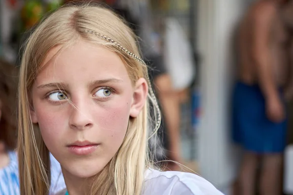 Дівчина Підліток Довгим Світлим Волоссям — стокове фото