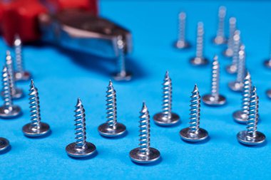 Mavi arka planda vida ve pense.