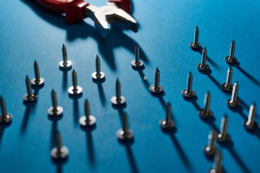 Mavi arka planda vida ve pense.