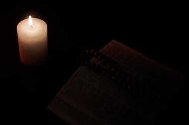 Yakıcı mum ve İncil, kitap. Tanrı 'ya, Hristiyanlığa, dine inanç kavramı.