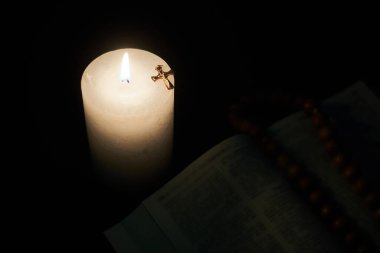 Yakıcı mum ve İncil, kitap. Tanrı 'ya, Hristiyanlığa, dine inanç kavramı.