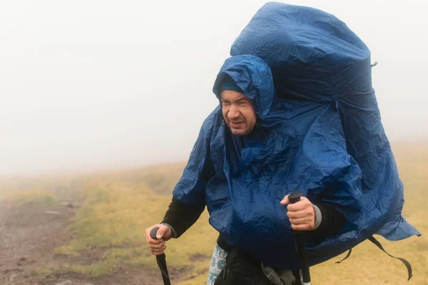 Uomo Escursionista Sotto Una Copertura Antipioggia Nella Nebbia Durante Maltempo — Foto Stock