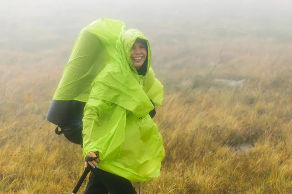 Donna Con Zaino Trekking Nella Nebbia — Foto Stock