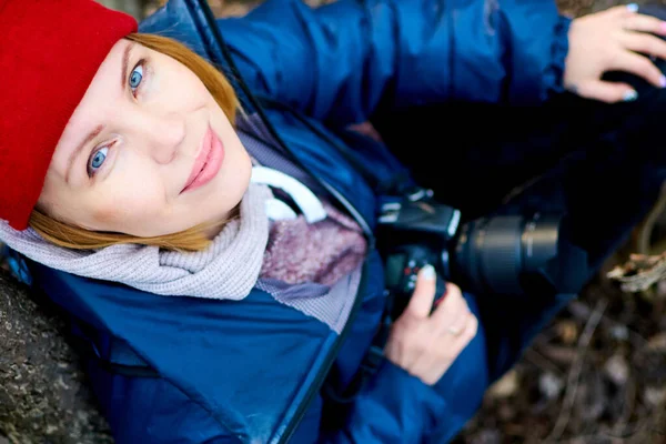 Fotografka Cestovatelka Sedící Skalách Kamerou — Stock fotografie