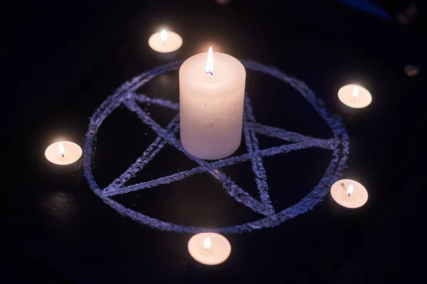 五芒星和燃烧的蜡烛 撒旦的魔法仪式 灵魂的召唤 灵修课程 — 图库照片