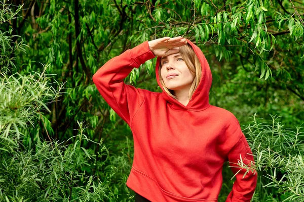 Женщина Красном Свитере Парке Зеленом Фоне Листвы — стоковое фото