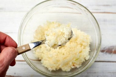 Hafif ahşap arka planda ince ince doğranmış soğanlar..