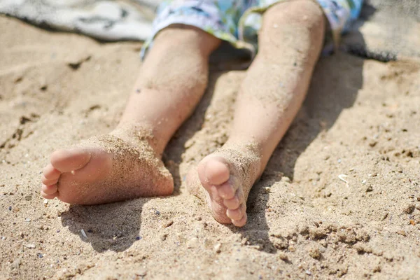 Füße Eines Kindes Sand Strand Das Konzept Der Nachlässigkeit Und — Stockfoto