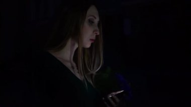 Geceleri elinde bir telefon tutan bir kız. Taksi çağırır..