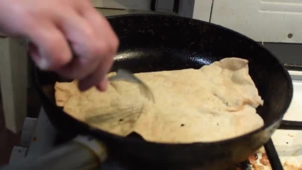 Μαγειρεύοντας Πίτα Ψωμί Ένα Τηγάνι — Αρχείο Βίντεο
