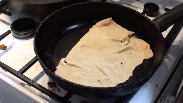 Memasak Roti Pita Dalam Panci — Stok Video