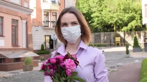 Vrouw Met Een Medisch Masker Met Een Boeket Bloemen — Stockvideo