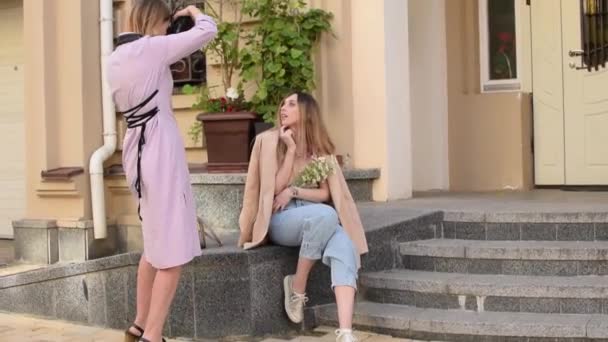 Woman Photographer Conducts Photo Session Girl Street Woman Photographer Conducts — Stock Video