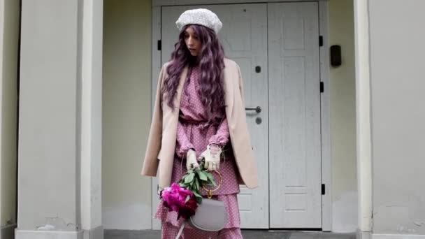 Seorang Gadis Dengan Karangan Bunga Menunggu Dekat Pintu Rumah — Stok Video