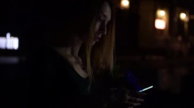 Geceleri elinde bir telefon tutan bir kız. Taksi çağırır..