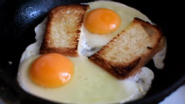 Дві Смажені Яйця Тости Сковороді — стокове відео