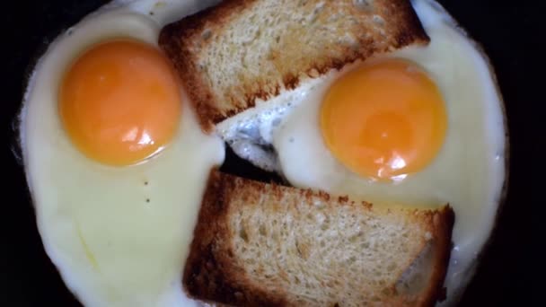 两个煎蛋和一个锅里的吐司 — 图库视频影像